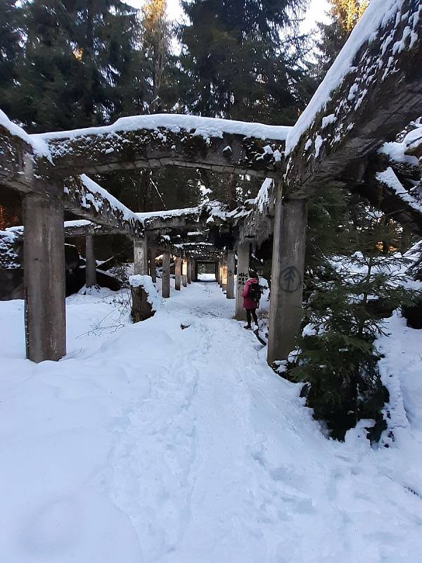 K dolu se lze v zimě dostat pěšky z odbočky pod obcí Přebuz. Autem je jízda zakázaná, kolem dolu totiž vede běžkařská stopa.