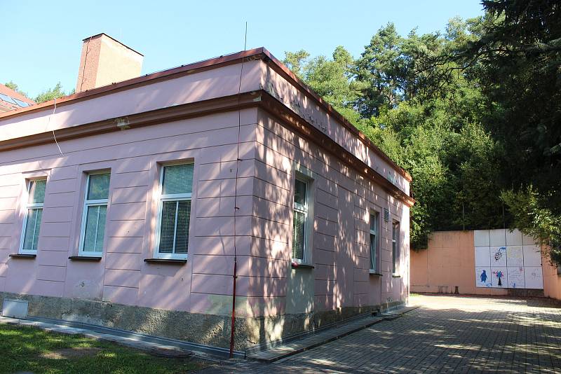 Budova základní a mateřské školy v Sadově.