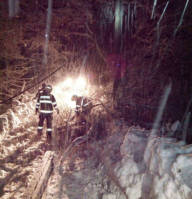 Hasiči pomáhají s odklízením sněhu v Božím Daru a odstraňováním popadaných stromů v okolních lesích.