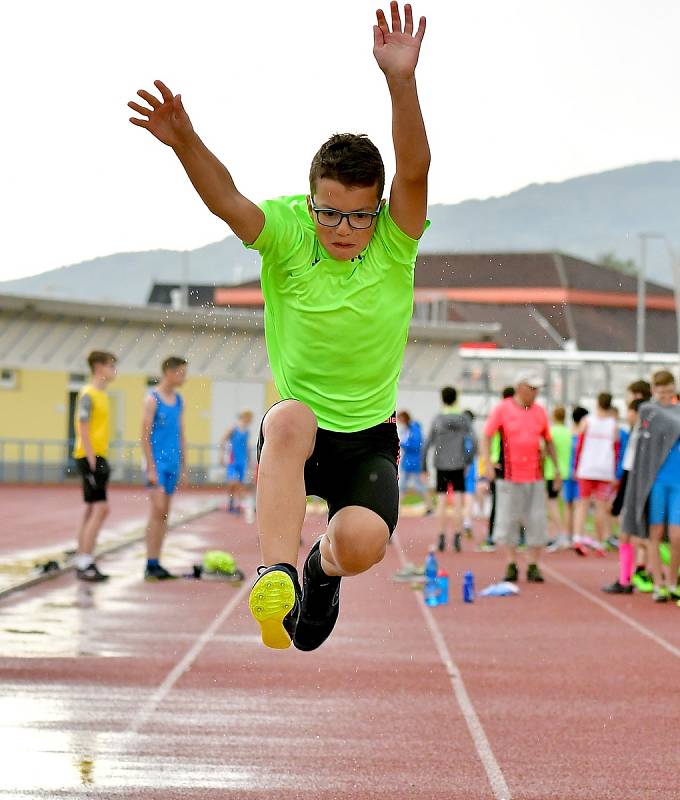 Zahájení atletické sezony v podání Atletiky Ostrov odstartují dnes na stadionu Miroslava Kitzbergera Ostrovské techniky.