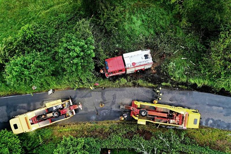 Záběry z vyprošťování převrácené zásahové hasičské cisterny, která havarovala při cestě z místa zásahu. Příčinu nehody řeší policie, škoda bude stanovena po důkladné prohlídce vozidla.