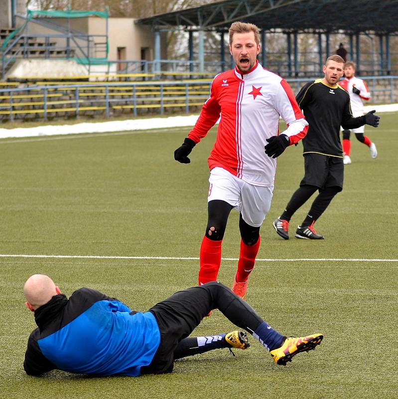 Krajské derby divizních týmů mezi Slavií Karlovy Vary a Mariánskými Lázněmi skončilo po nerozhodném výsledku 1:1 dělbou bodů.