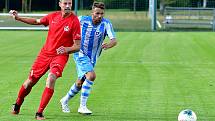 Krajské derby mezi Ostrovem (v červeném) a chebskou Hvězdou (v pruhovaném) bylo ukončeno za stavu 1:1.