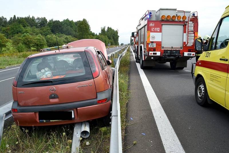 Vlítl s autem mezi svodidla. Ven je dostali až hasiči