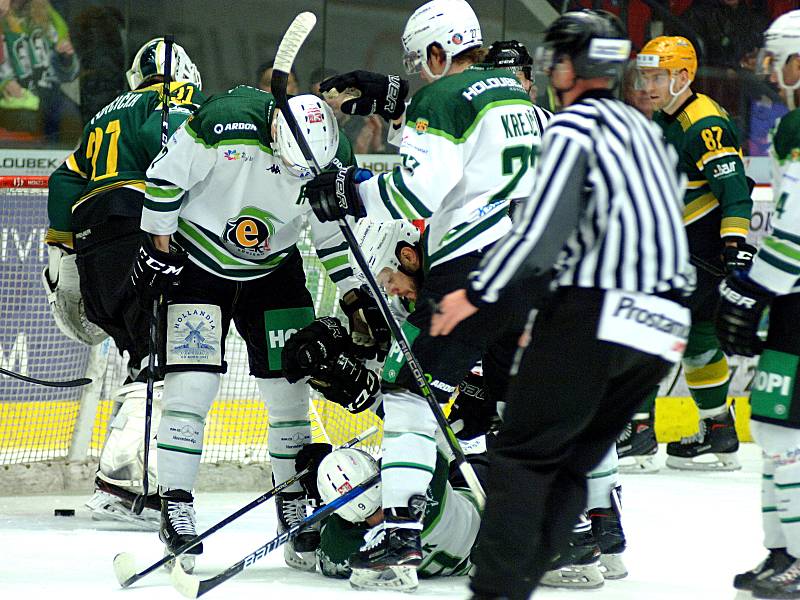 Hokejisté HC Energie (v bílém) přivítali Vsetín.