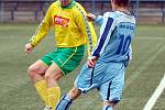 V dohrávce devátého kola podzimní části IV. fotbalové třídy porazila rezerva Slavoje Bečov (v modrém) nováčka TJ Dvory (ve žlutém) 4:1.