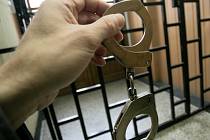 Ženě obviněné z podvodu hrozí až deset let za mřížemi