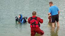 Teprve patnáctiletá dívka utonula v sobotu odpoledne při koupání v zatopeném lomu nedaleko Velkého rybníka na Hroznětínsku. Tělo utonulé hledali hasiči i policejní potapěči.