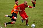 Jiskra Nový Kostel (v oranžovém) podlehla Lokomotivě Mariánské Lázně 0:2.