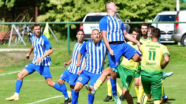 Fotbalisté Ostrova uspěli na půdě Dvorů, kde vydolovali vítězství 2:1.