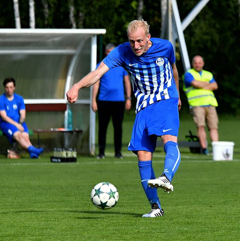 Ostrov v souboji s Chomutovem (v černém) neuspěl a prohrál v důležitém utkání 1:3.