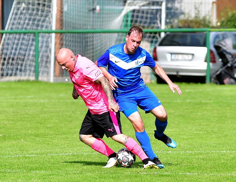 Cenný bod si připsala ve 4. kole krajské I. A třídě na konto rezerva FK Ostrov, která dosáhla v souboji s TJ Karlovy Vary-Dvory po výsledku 1:1 na bodový zisk.