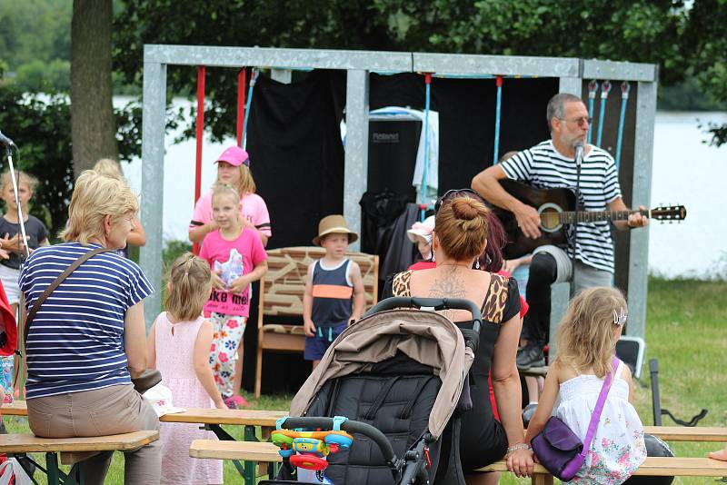 Velice bohatý program nabídl 12. ročník Rock In Roll, který se v sobotu konal v Nové Roli. Zatímco večer patřil dospělákům a rockovým kapelám, odpoledne si to užívaly rodiny s dětmi.