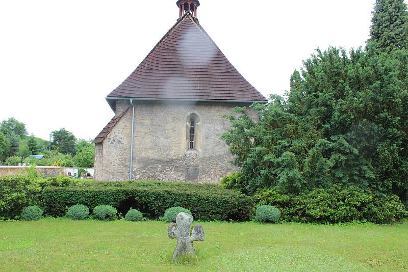 Ostrovský hřbitov je starý několik staletí. Kostel svatého Jakuba zde byl vybudován na počátku 13. století. Na hřbitově se nachází řada starých hrobů.