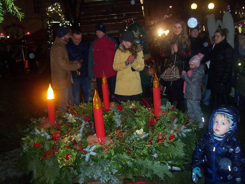 Místem pro letošní Vánoční trhy v Karlových Varech se opět staly Smetanovy sady u Alžbětiných lázní. Trhy tady potrvají až do 6. ledna.