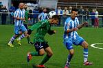 Chebská derby mezi hvězdou (v modrém) a mužstvem FC Cheb skončilo bez branek. Zápas rozhodly až pokutové kopy.