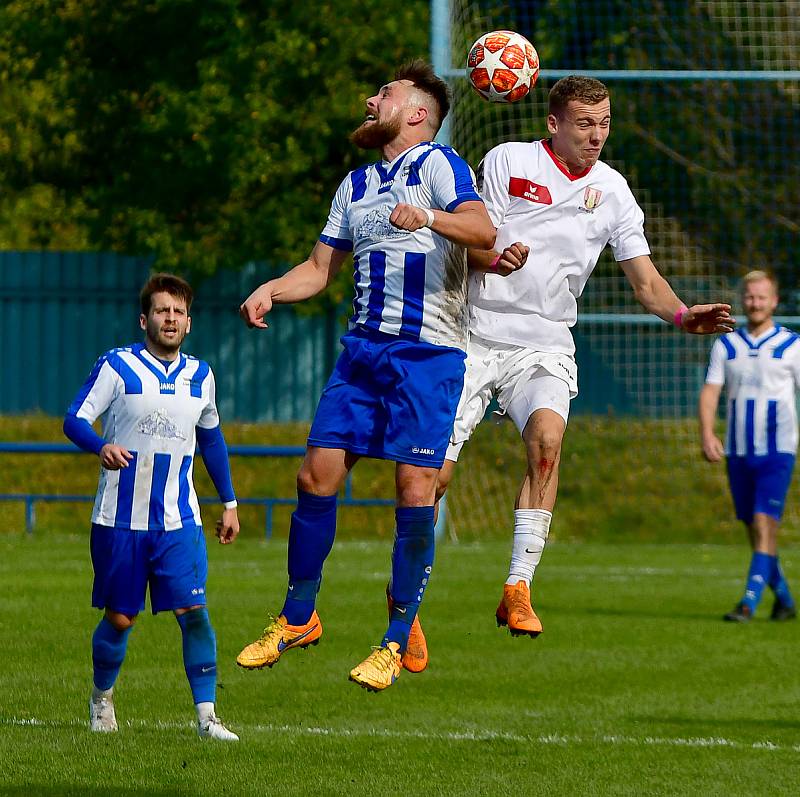 Třetí vítězství uzmula na Růžovém Vrchu karlovarská Lokomotiva, jež v derby s Hroznětínem nakonec udolala jedinou přesnou ranou, kterou obstaral tři minuty před koncem František Jílek,