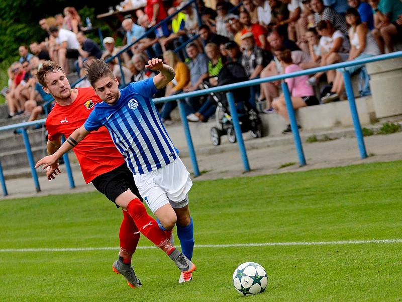 Ostrov (v pruhovaném) oplatil Lomnici (v červeném) podzimní porážku 2:0, kdy slavil v domácím prostředí výhru 4:2.