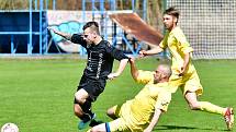 Dalovice (ve žlutém) v domácím prostředí porazily 2:0 Děpoltovice (v černém).