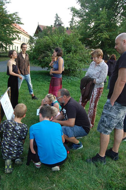 NETRADIČNÍ rozloučení s prázdninami mohli zažít ti, kteří v sobotu zavítali do zámku ve Valči. Konala se tu Netopýři noc, kdy členové Správy Chráněné krajinné oblasti Slavkovský les připravili především pro děti zajímavý program, po setmění pak všem předs