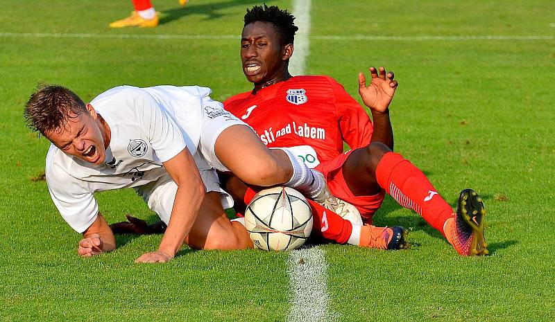 Mariánskolázeňská Viktorie ( v bílém) v prvním kole MOL Cupu nestačila na favorizované Ústí nad Labem (v červeném), kterému podlehla 1:4.