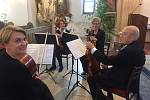 Smyčcový kvartet pod vedením Táni Skalkové hrál Mozarta a Bacha v kostele ve Staré Roli i v Rybářích. Všem hráli Lenka Šimandlová, Josef Malinjak, a Natalia Rothbauerová.