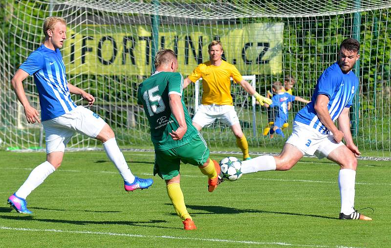 Ostrovský FK (v modrém) si připsal na účet velmi cennou výhru, když v derby pokořil karlovarský 1.FC (v zeleném) v poměru 3:2.