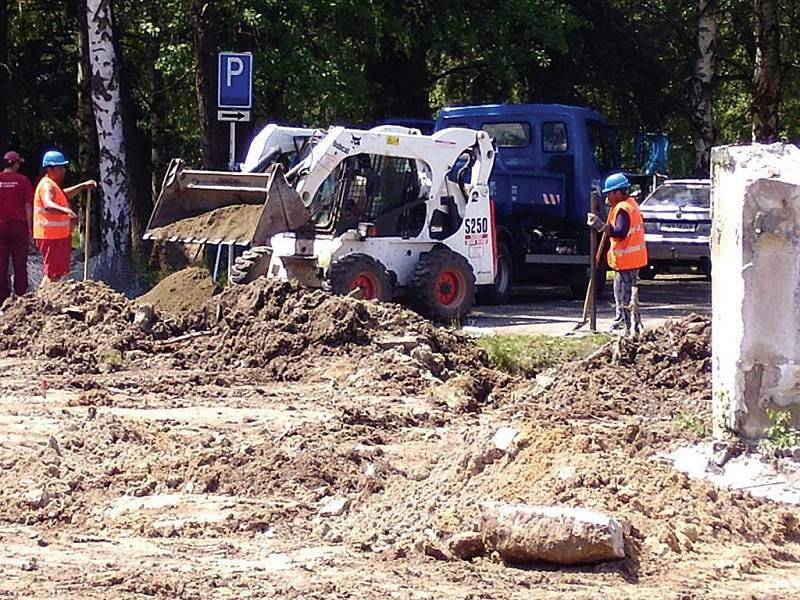 Stará bomba byla nedaleko soklu sochy Gagarina.