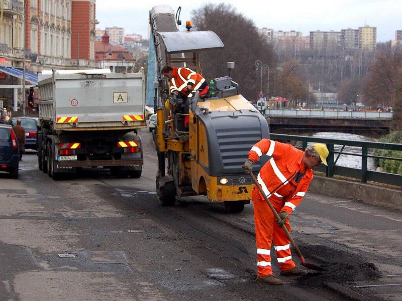 Oprava poničené komunikace v Karlových Varech