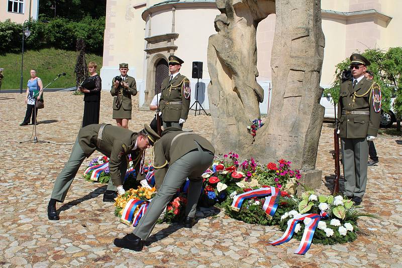 Na Jáchymovské peklo a jeho oběti přišly vzpomínat desítky lidí, jejich památku uctili u Brány ke Svobodě