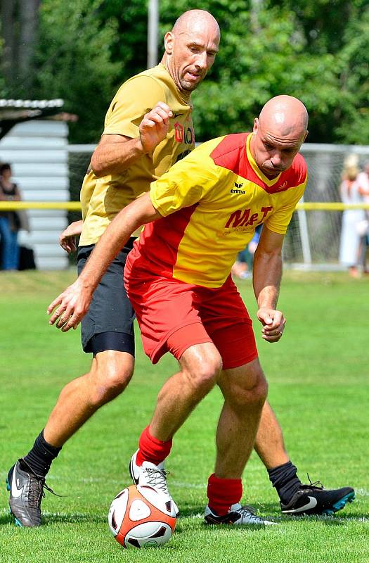 Fotbalový fanoušek musel zářit štěstím. Na dvorském stadionu v rámci doprovodné akce  53. ročníku MFF se totiž tradičně odehrál charitativní turnaj tří týmů za účasti VTJ Karlovy Vary, Výběru Karlovarska a hvězdného Real Top Praha, který pořádala TJ Karlo