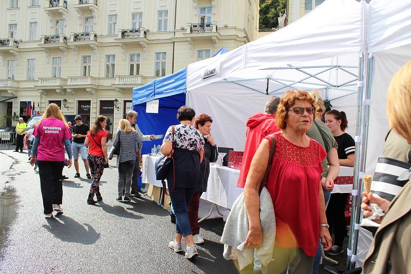 Porcelán i folklor láká stovky lidí.