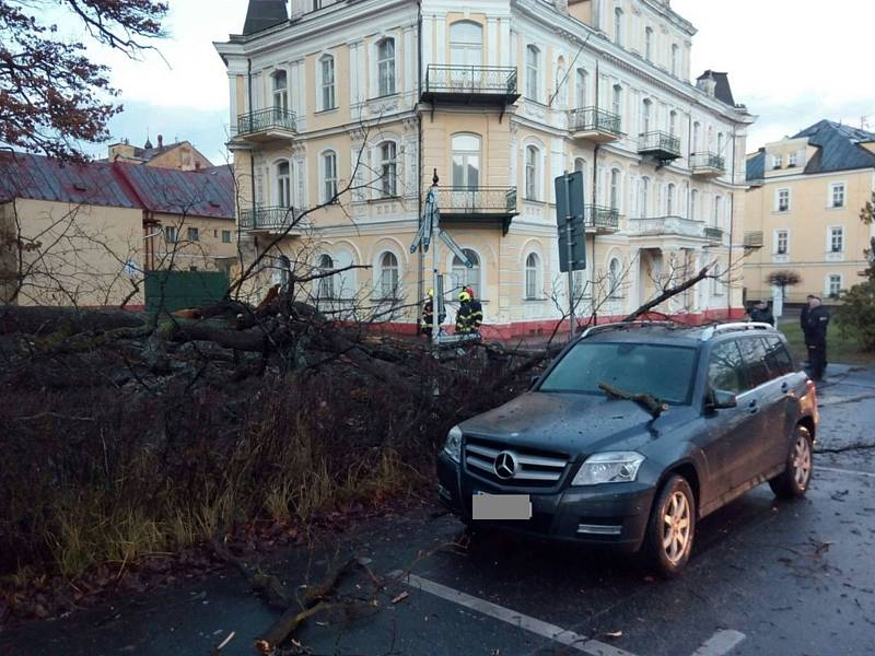 Auta poškozená stromy v Karlových Varech a ve Františkových Lázních.