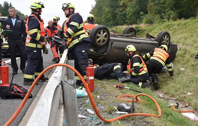 Žena udělala s autem několik kotrmelců. Bylo zázrak, že měla jen slabé krvácení do mozku.