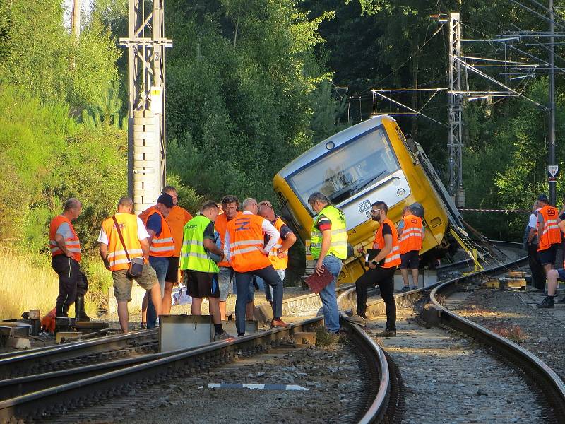 Ještě ve čtvrtek odpoledne nejezdily kvůli středeční železniční nehodě v Lázních Kynžvartu na trati Plzeň – Cheb vlaky.