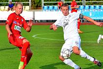 Mariánskolázeňská Viktorie ( v bílém) v prvním kole MOL Cupu nestačila na favorizované Ústí nad Labem (v červeném), kterému podlehla 1:4.