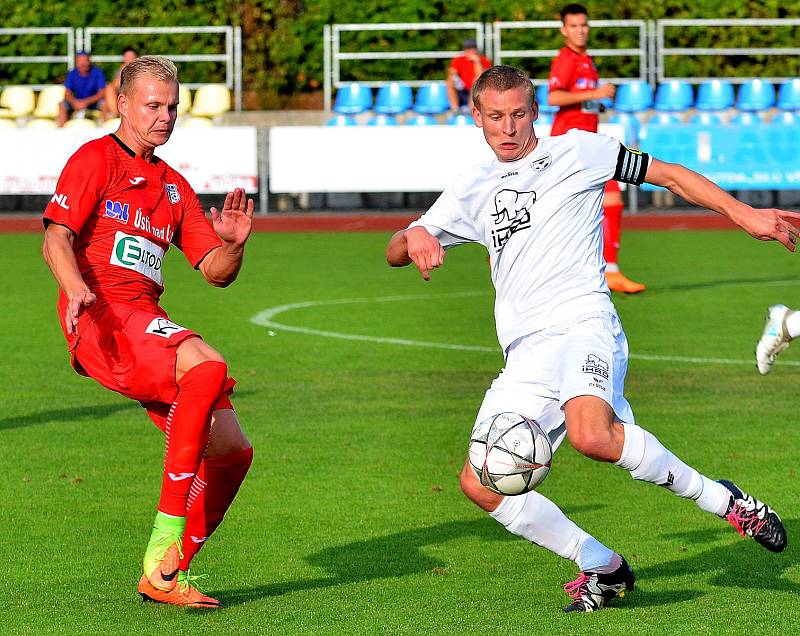 Mariánskolázeňská Viktorie ( v bílém) v prvním kole MOL Cupu nestačila na favorizované Ústí nad Labem (v červeném), kterému podlehla 1:4.