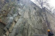 PROVIZORNĚ zajištěný skalní masiv v Karlových Varech.