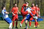 Čtvrtou výhru v řadě za sebou urval Horní Slavkov (v červeném), který tentokrát pokořil jedenáctku Staré Role 3:0.