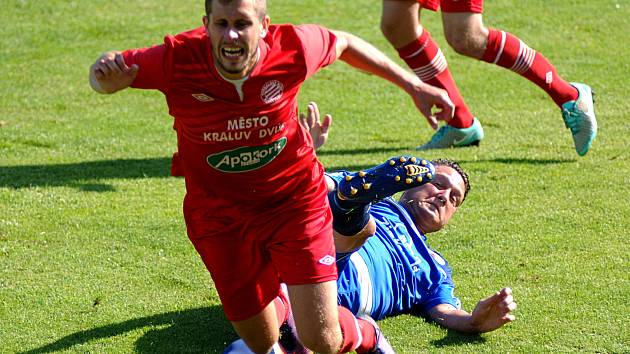 Karlovarská Slavia (v modrém) podlehla v prvním kole Mol cupu na vlastním hřišti Královo Dvoru 0:3.