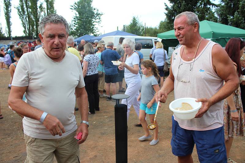 Samotné pořadatele 1. krásenského gulášového festivalu překvapilo, jaký o něj měla veřejnost zájem. Guláš navařený deseti soutěžními týmy spořádalo několik stovek lidí během hodiny.