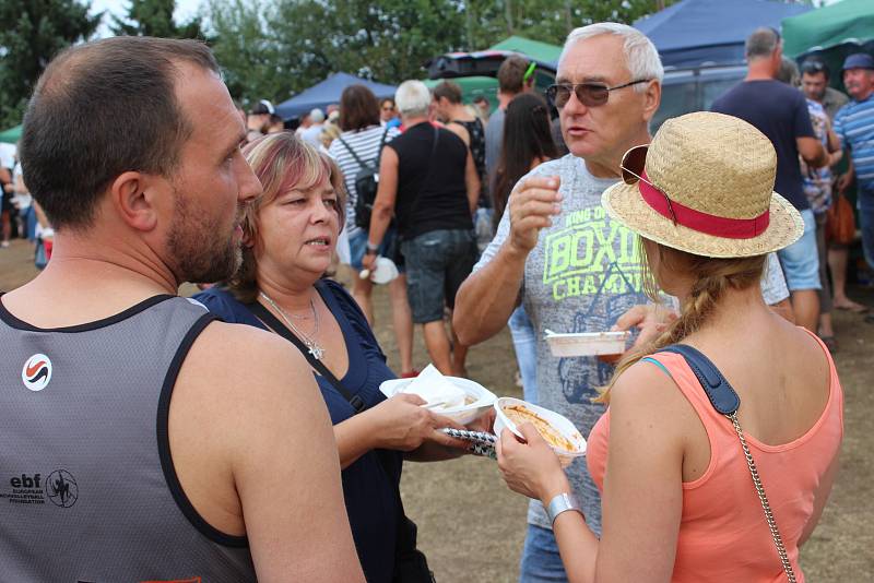 Samotné pořadatele 1. krásenského gulášového festivalu překvapilo, jaký o něj měla veřejnost zájem. Guláš navařený deseti soutěžními týmy spořádalo několik stovek lidí během hodiny.