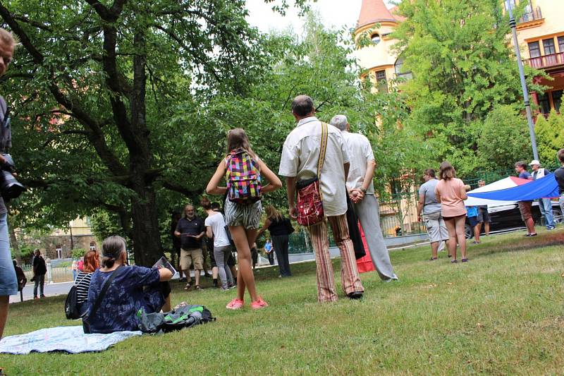 Kolem padesátky lidí se v Karlových Varech zúčastnilo vzpomínkového pochodu centrem lázní k ruskému konzulátu.