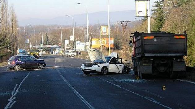 DOPADL NEJHŮŘE. Řidič světlého vozu značky Audi, který se s vozem šedesátileté ženy střetl jako první, utrpěl po střetu s protijedoucím náklaďákem těžká zranění.