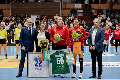 Před kvalifikačním utkáním Slovenska s Lotyšskem se v Šali rozloučila s reprezentační Anna Mária Patrnčiaková (č. 22).