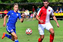 Urostlý stoper Ludvík Tůma (vpravo) ve službách karlovarské Slavie svým výkonem přispěl k výhře svého týmu v poměru 1:0.