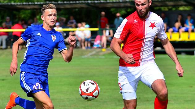 Urostlý stoper Ludvík Tůma (vpravo) ve službách karlovarské Slavie svým výkonem přispěl k výhře svého týmu v poměru 1:0.