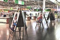 Výstava velkoformátových fotografií v galerii nákupního centra.