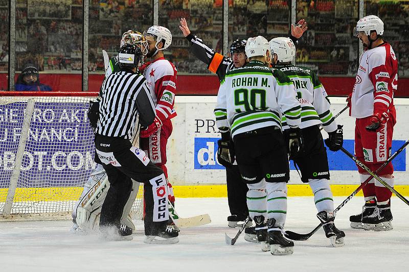 Hokejové utkání WSM Ligy - play off mezi celky HC Slavia Praha a  HC Energie Karlovy Vary 18. března v Praze. Hráč Slavie Martin Kadlec strká do brankáře hostů.