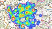 Vichřice, která se prohnala v neděli Karlovarským kraje, vyvracela stromy, trhala střechy a odnesla to i řada automobilů.